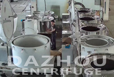 蘭州客戶8臺定制平板吊袋離心機(jī)加急生產(chǎn)